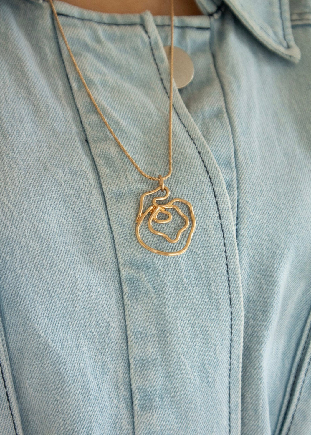 Rose deformed necklace