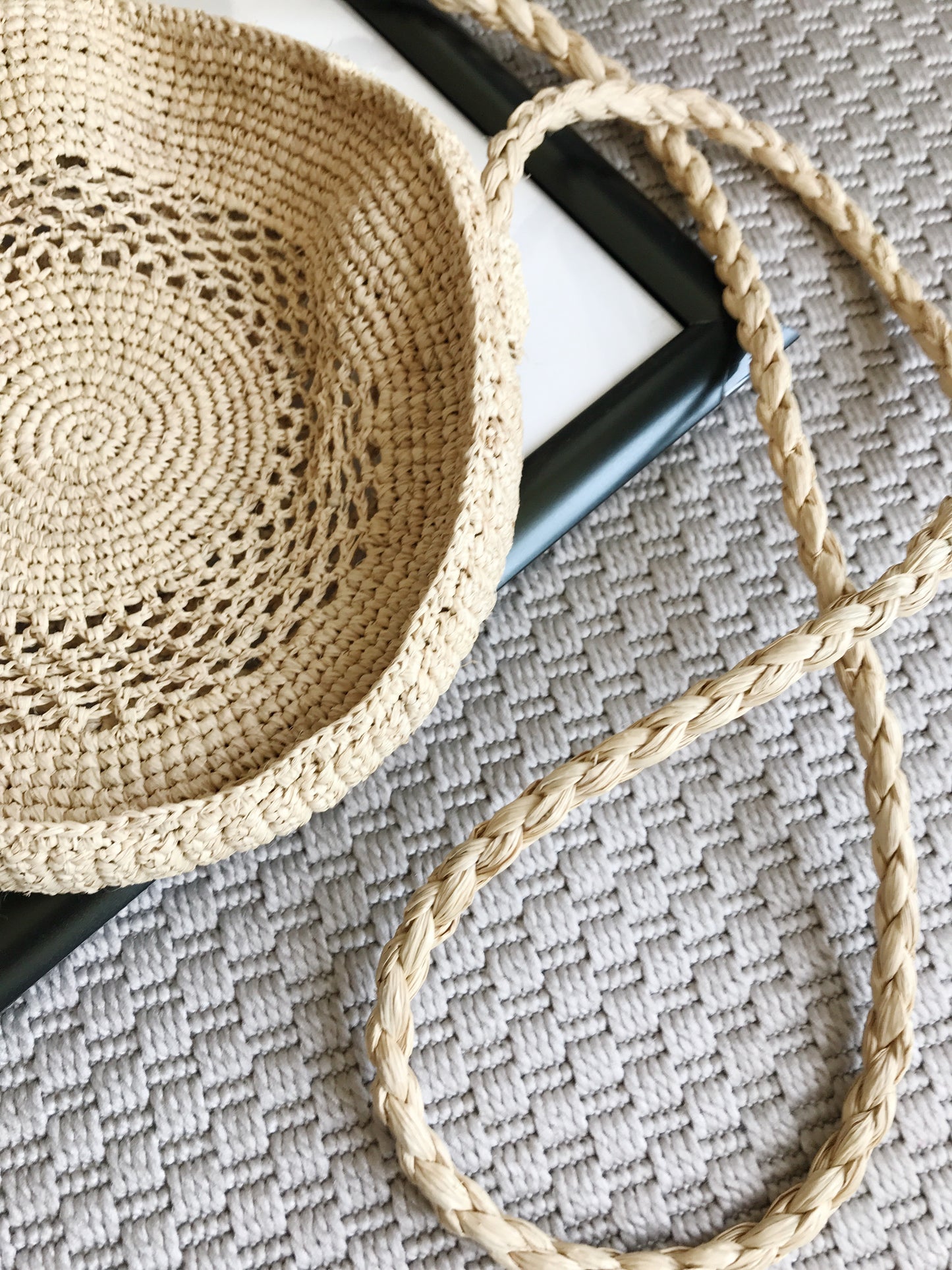 Circle basket shoulder bag