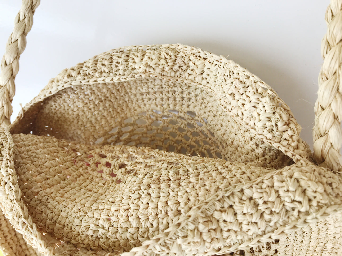 Circle basket shoulder bag