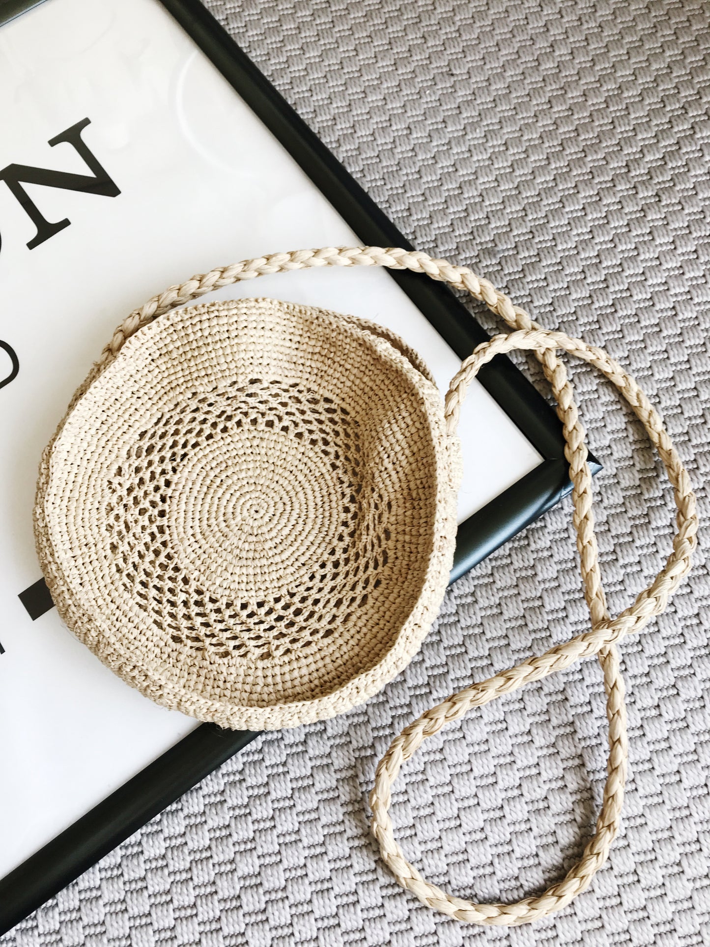 Circle basket shoulder bag