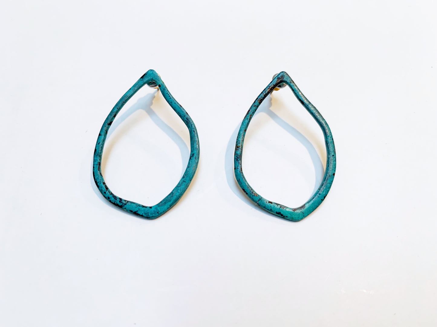 Tarquoise oval pierce.