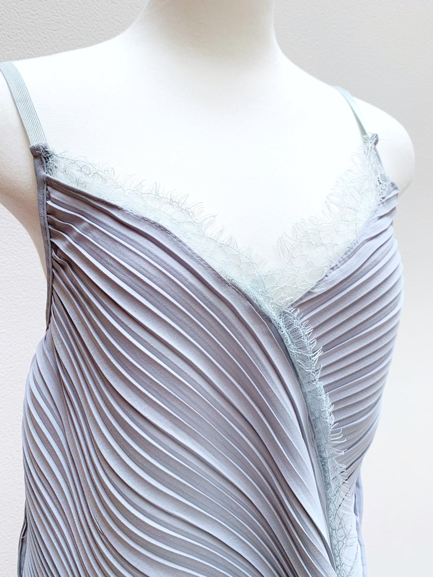 Pleated lace camisole [ICE BLUE/WHITE]