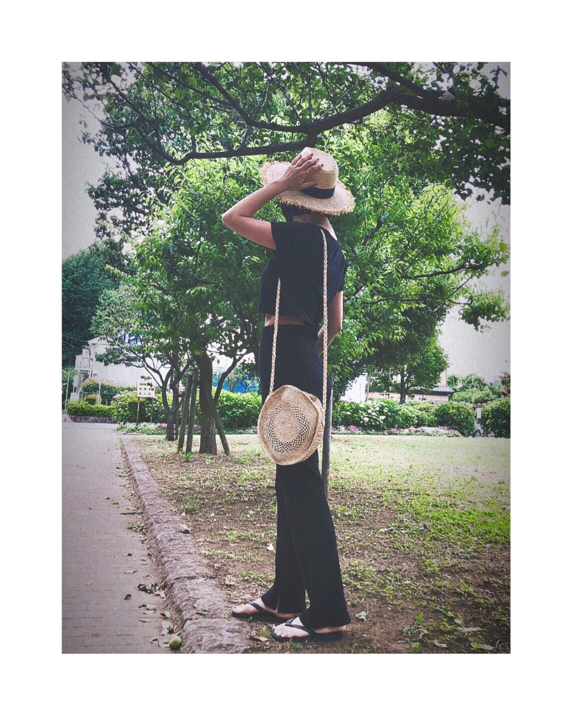 Circle basket shoulder bag