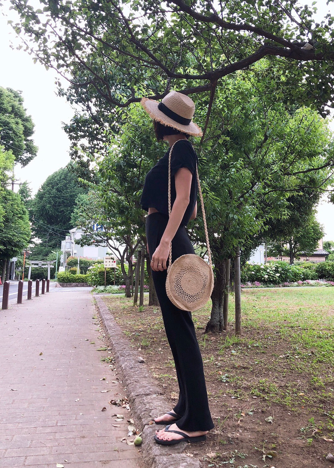Circle basket shoulder bag